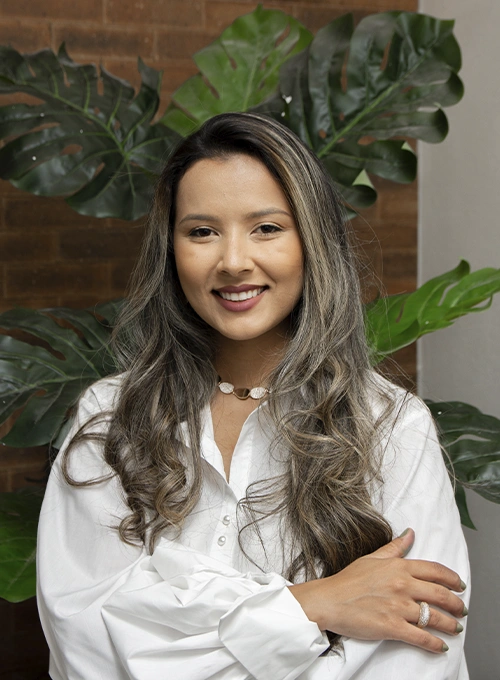 Dra. Zaine Dias — Especialista em Lentes de Resina
